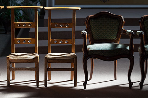 Chaises et fauteuil d'église - © Norbert Pousseur
