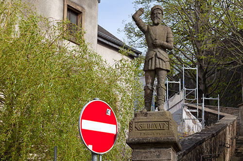 St Donat devant la montée vers son église - © Norbert Pousseur