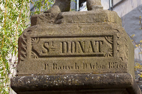 Signature de la statue de St Donat - © Norbert Pousseur Signature de la statue de St Donat - © Norbert Pousseur