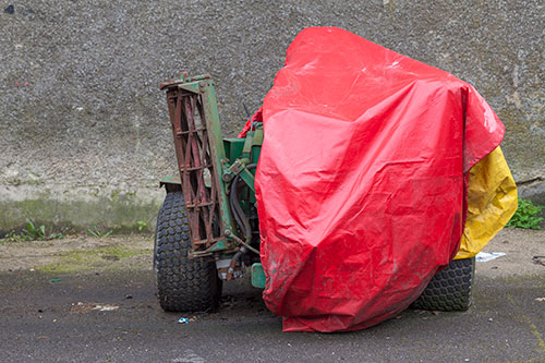 Débrousailleuse de route sous bâche rouge - © Norbert Pousseur