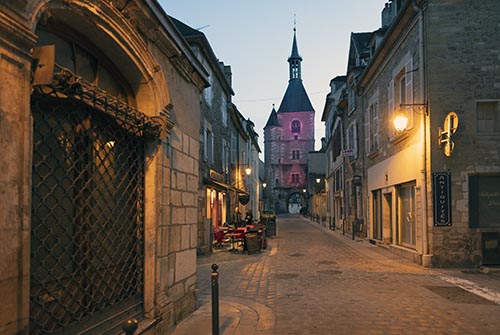La rue pricipale d'Avallon, au crépuscule - © Norbert Pousseur