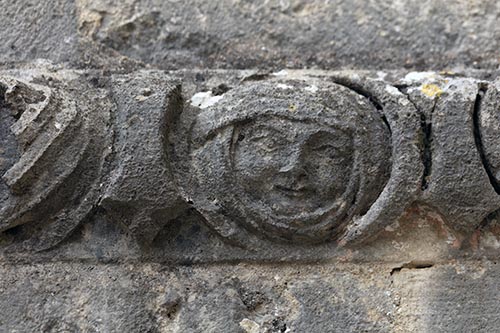 Sculpture de tête de femme à Avallon - © Norbert Pousseur