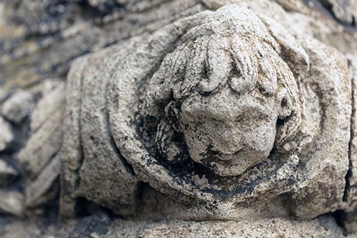 Sculpture de tête d'ange à Avallon - © Norbert Pousseur