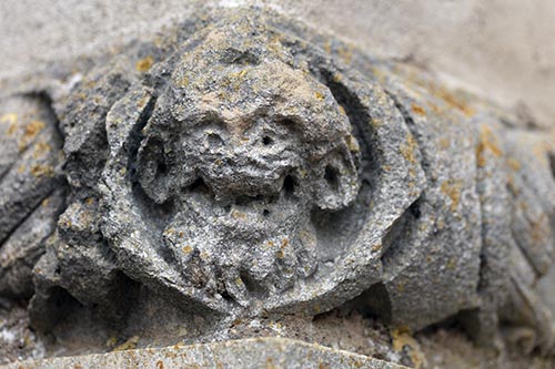 Sculpture de tête de barbu défiguré à Avallon - © Norbert Pousseur