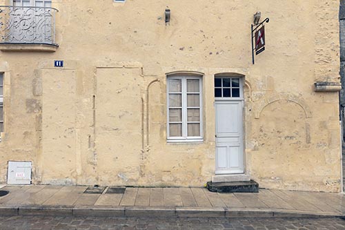 Façades aux multiples anciennes portes à Avallon - © Norbert Pousseur