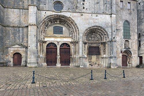 Façade de l'église d'Avallon - © Norbert Pousseur