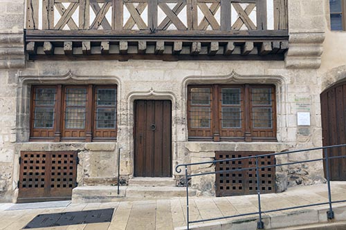 Façade avec ses ouvertures richement restaurées  à Avallon - © Norbert Pousseur