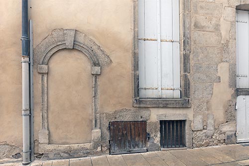 Porte et soupirails à Avallon - © Norbert Pousseur