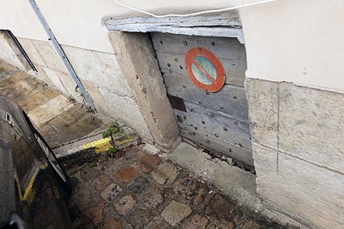 Entrée de soupirail à Avallon - © Norbert Pousseur