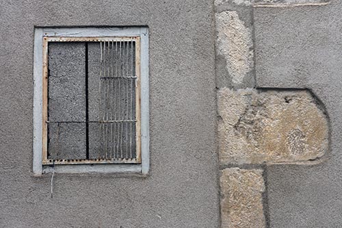 Fenêtre doublement condamnée à Avallon - © Norbert Pousseur