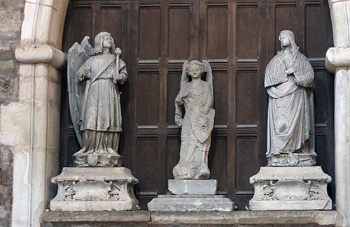 Trois statues dans l'église d'Avallon - © Norbert Pousseur