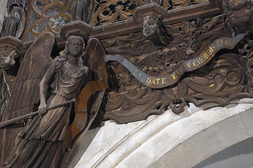 Un autre ange du balcon de l'orgue de l'église d'Avallon - © Norbert Pousseur