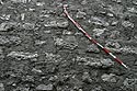 Bande rouge et blanche sur mur gris - Baden - © Norbert Pousseur