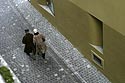 Vue plongeante sur deux passants sur une des rues pavées - Baden - © Norbert Pousseur