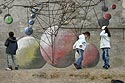 Jeu de balles devant une symphonie de ballons - © Norbert Pousseur