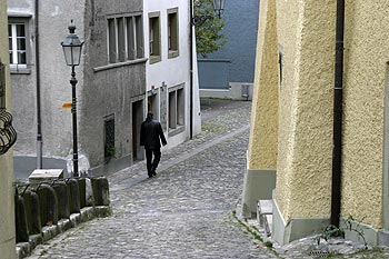 Passant descendant une ruelle - Baden - © Norbert Pousseur