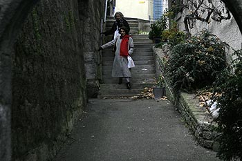 Deux passantes descendant un escalier  - Baden - © Norbert Pousseur