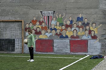Jeux de foot avec tribune publique peinte - Baden - © Norbert Pousseur