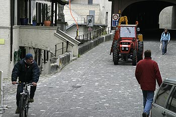 Circulation à l'entrée d'une poterne - Baden - © Norbert Pousseur