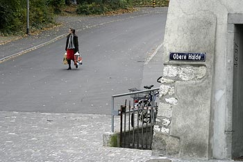 Jeune femme portant des sacs de courses - Baden - © Norbert Pousseur