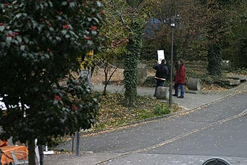 Discussion devant l'entrée de parc dans la vieille ville - Baden - © Norbert Pousseur