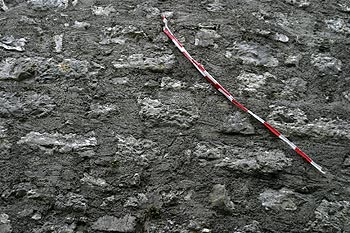 Bande rouge et blanche sur mur gris - Baden - © Norbert Pousseur