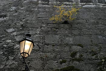 Lampadaire sur mur de pierre - Baden - © Norbert Pousseur