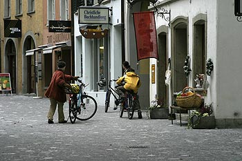 Vélocipédistes dans une rue bordée de boutiques - Baden - © Norbert Pousseur