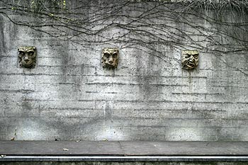 Trois visages de pierre sur mur gris - Baden - © Norbert Pousseur