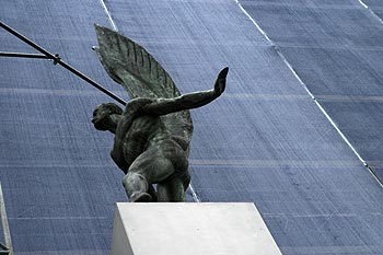 Sculpture d'Icare devant un ciel de rideaux de travaux - Baden - © Norbert Pousseur