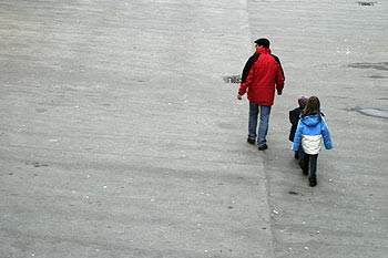 Traversée de place par de jeunes enfants - Baden - © Norbert Pousseur