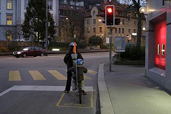 Vélo à l'arrêt devant un feu rouge - Baden - © Norbert Pousseur