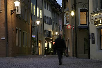 Passant dans les rues à la nuit tombante - Baden - © Norbert Pousseur