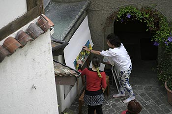 Mise en place de peintures devant une entrée de galerie - Baden - © Norbert Pousseur