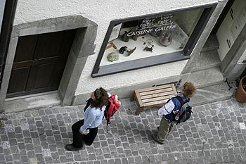Passants devant la vitrine de la Catsline Galerie - Baden - © Norbert Pousseur