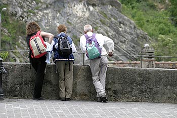 Promeneurs contemplant la Limmat - Baden - © Norbert Pousseur