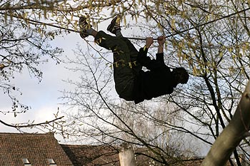 Excercice de traverse sur une corde tendue - Baden - © Norbert Pousseur