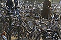 Parc à vélos en bord de parc - Bonn - © Norbert Pousseur
