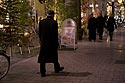 Passant en manteau dans rue piétonne - Bonn - © Norbert Pousseur