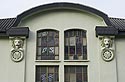 Usine décorée de tête de lion et aux fenêtres taguées - Bonn - © Norbert Pousseur