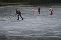 Hokeyeur et enfants sur la glace d'Auensee - Bonn - © Norbert Pousseur