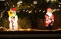 Figurines illuminées de bonhomme de neige et père Noël en vitine - Bonn - © Norbert Pousseur