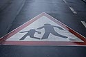 Panneau au sol signalant un passage piétons dangereux - Bonn - © Norbert Pousseur