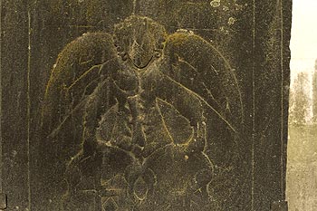 Bas relief de tombe à l'ange aux ailes déployées - Bonn - © Norbert Pousseur