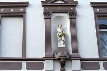 Statue de jeune fermière à hauteur de fenêtre - Bonn - © Norbert Pousseur