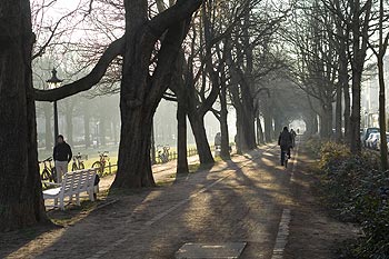 Passage pour vélos et piétons traversant un parc - Bonn - © Norbert Pousseur