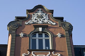 Motifs en arabesques blanches sur fond vert et marron - Bonn - © Norbert Pousseur