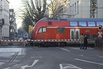 Passage de train en ville bloquant le trafic routier - Bonn - © Norbert Pousseur