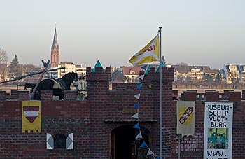 Péniche � quai transformée en château fort - Bonn - © Norbert Pousseur