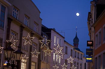 étoiles dans la rue sous la pleine lune - Bonn - © Norbert Pousseur